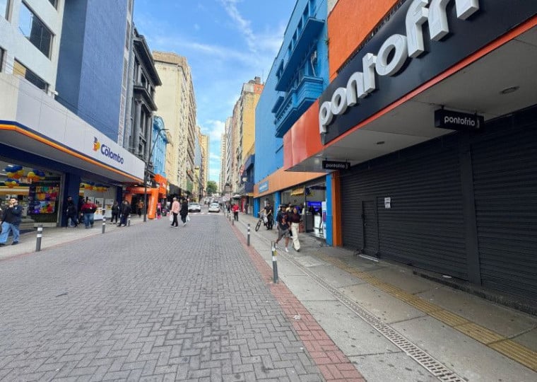 Quando a unidade encerrou, funcionários chegaram e ficaram do lado de fora com mochilas nas costas