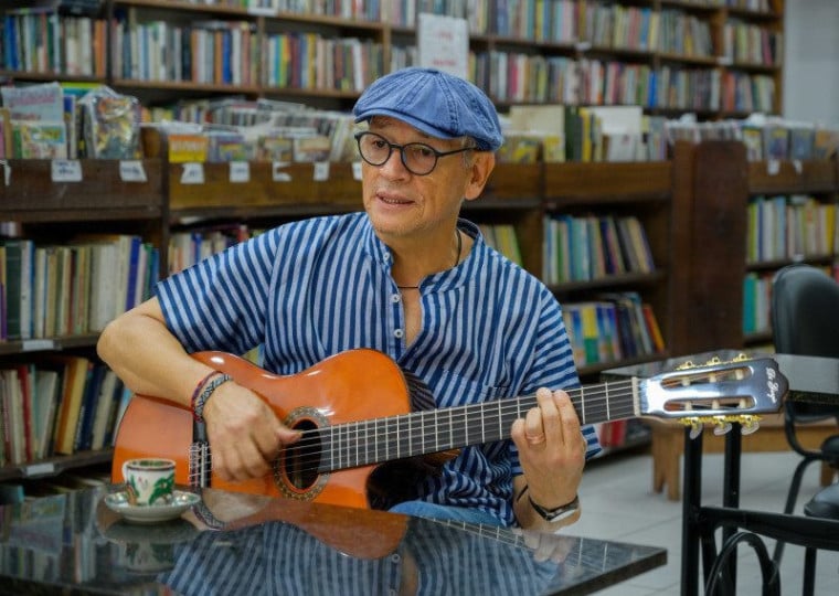 Cantor e compositor Zé Caradípia reúne meio século de carreira em publicação que terá show de lançamento nesta quarta-feira, no Teatro Simões Lopes Neto do Multipalco