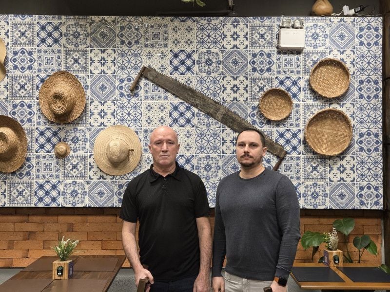 Oseli e Osmael Giacomolli formam a dupla de pai e filho que est&aacute; &agrave; frente do empreendimento<br />Foto: Manuela Cassano/Especial/JC