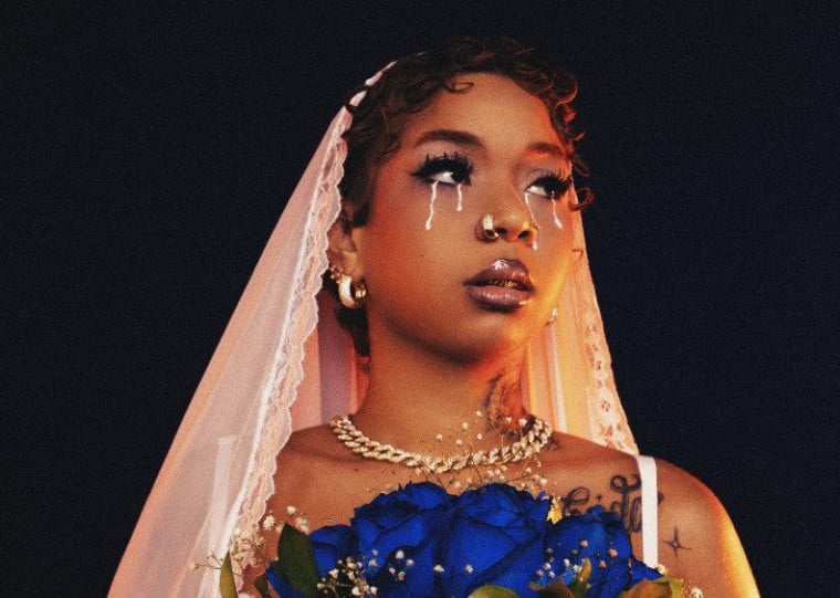 Cantora leva ao palco sucessos do álbum É Disso que Eu me Alimento