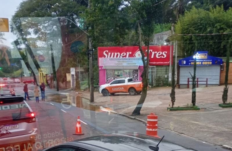 Problema na tubulação na avenida Teresópolis deixa trânsito congestionado no sentido Zona Sul/Centro