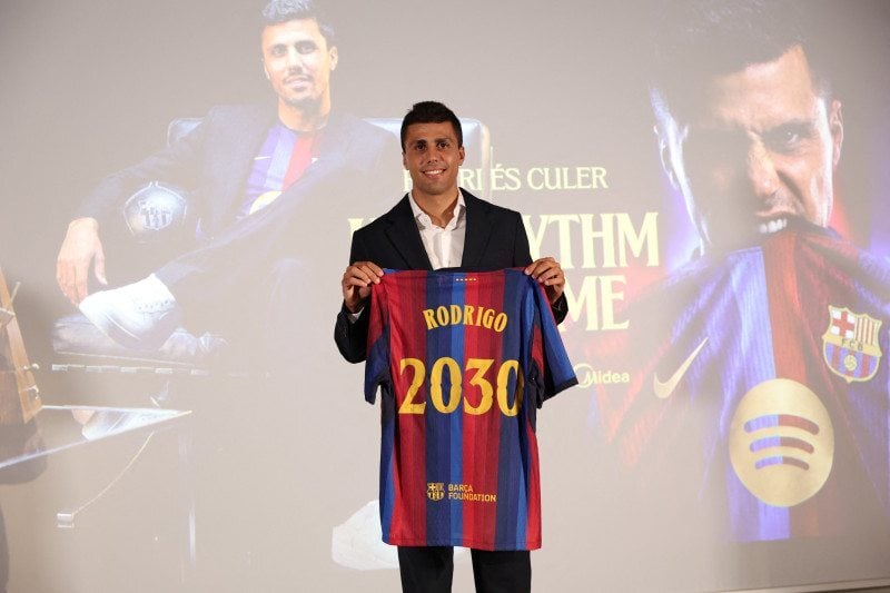 Craque espanhol se junta ao seus companheiros de seleção