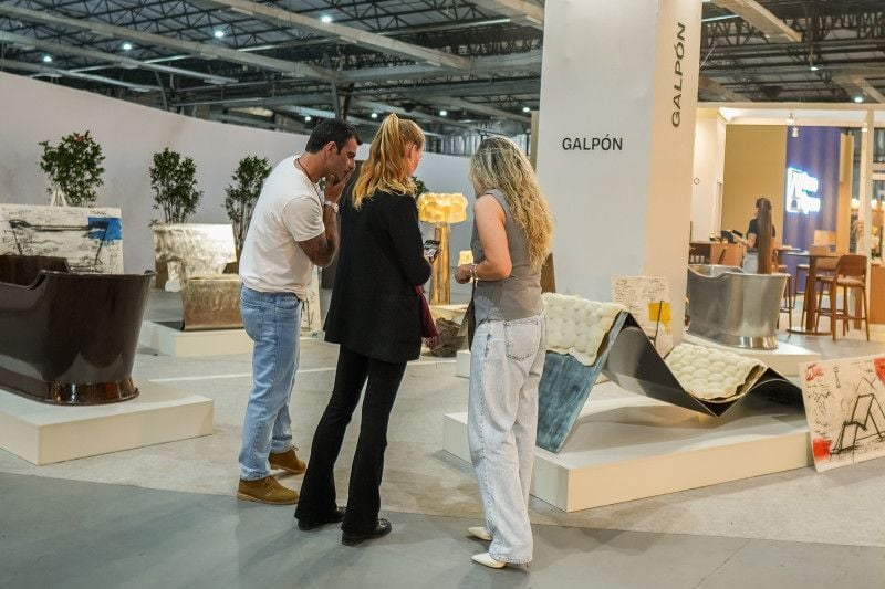 Galpón La Bruja apresenta mobiliário autoral que funde aço de carbono com materiais orgânicos
