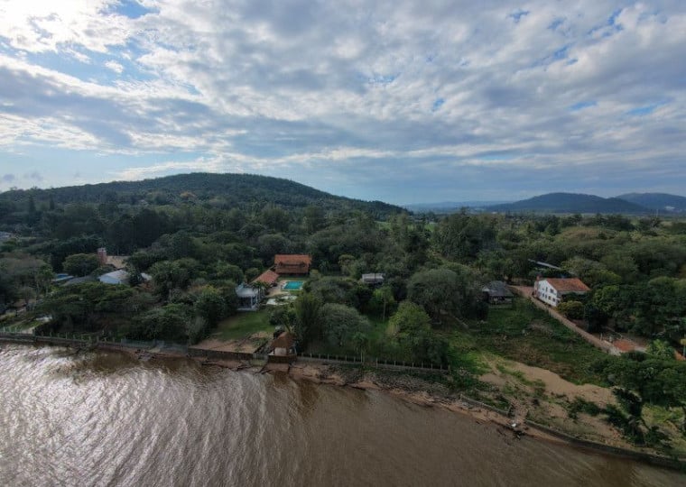 Vista aérea do bairro Ponta Grossa mostra área verde em Porto Alegre 