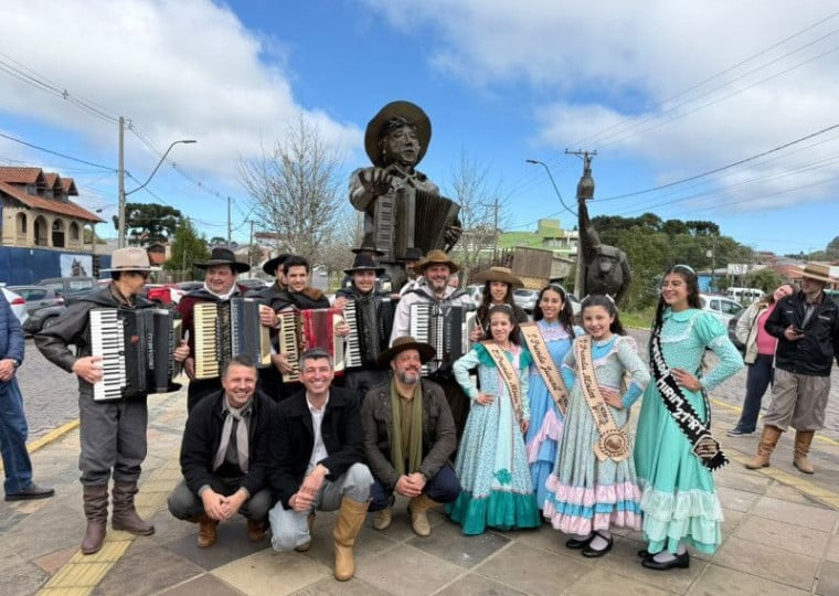 Esculturas em homenagem ao Gaiteiro Serrano e ao Ronco do Bugio são novidades