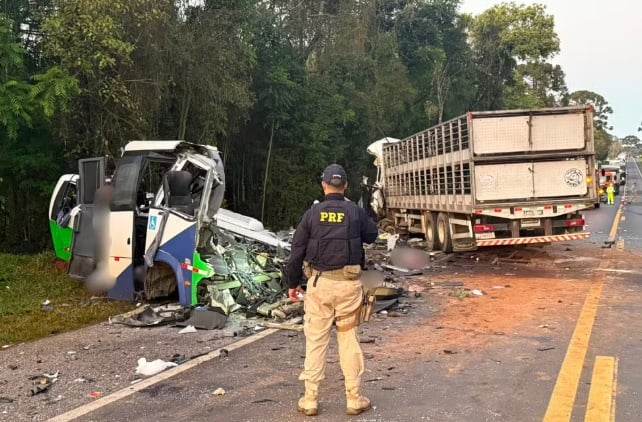 Carreta que colidiu com microônibus na cidade de Imbituva tinha placa de Erechim