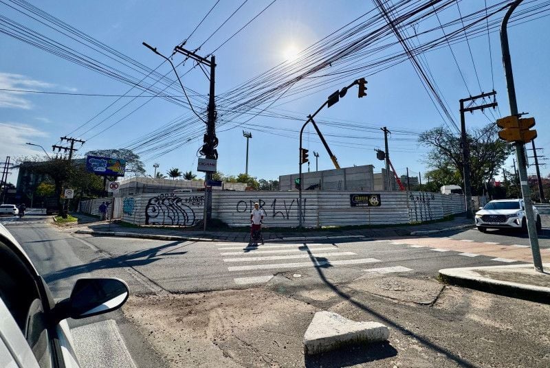 Avenida Ipiranga com rua Cristiano Fischer - futura farmácia São João 