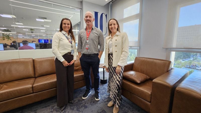 Stefania Ordovas de Almeida, Clécio Araújo, representantes da Escola de Negócios da PUCRS, foram recebios na sede do JC por Stefania Jarros Tumelero