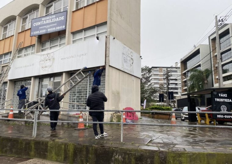 Letreiro da loja da avenida Wenceslau Escobar foi removido nesta quarta-feira