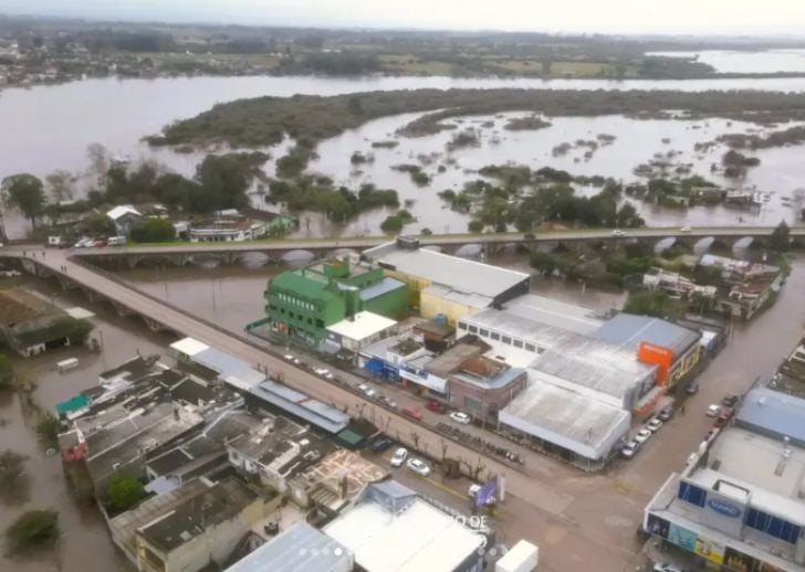 Em Río Branco, do lado uruguaio, parte das lojas do centro foi atingida pelas águas do rio Jaguarão