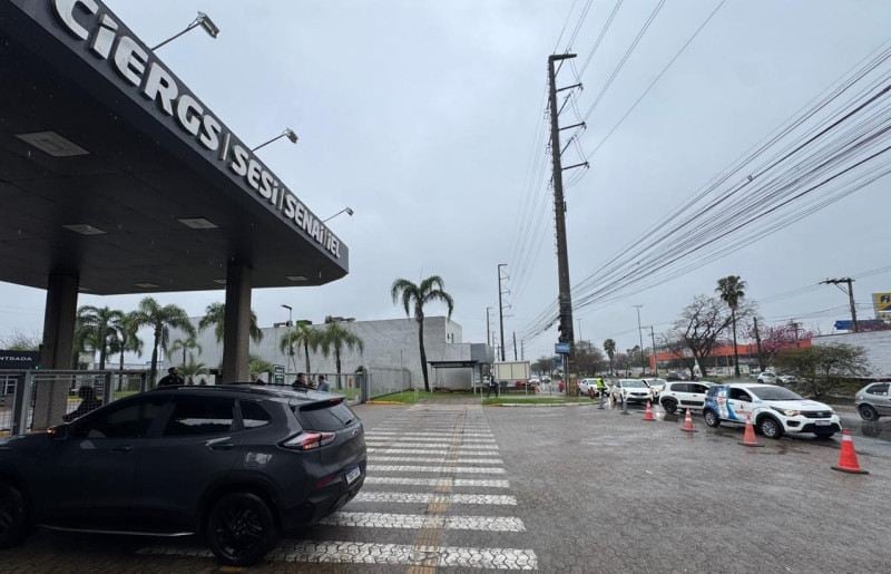 Port&otilde;es fechados no acesso principal gerou fila de carros em frente ao Centro de Eventos da Fiergs 