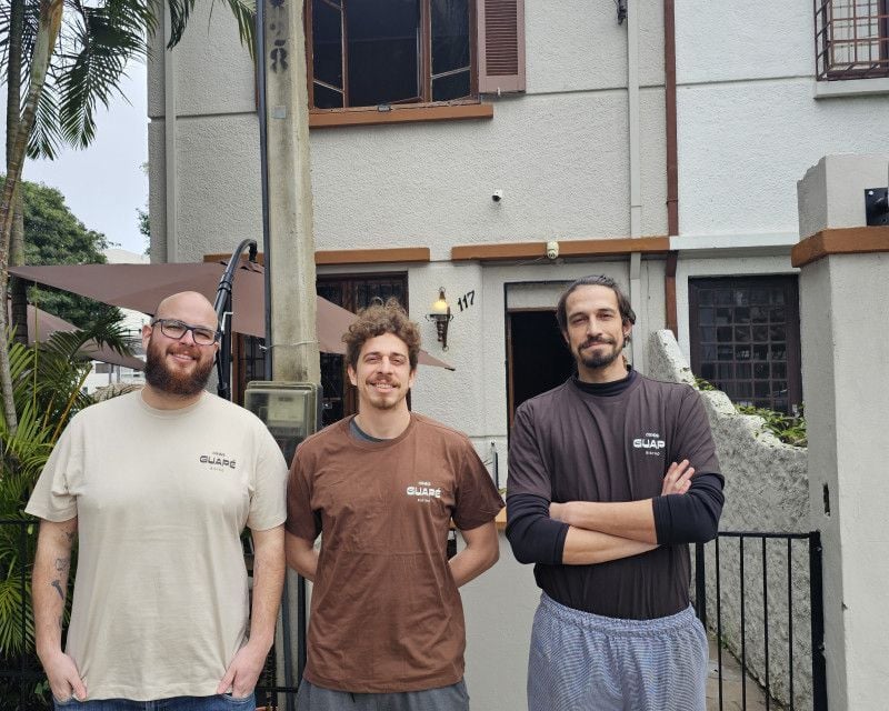 Idealizado pela dupla de irm&atilde;os T&uacute;lio e Jo&atilde;o Henrique Meinke, o neg&oacute;cio foi fundado na antiga resid&ecirc;ncia onde cresceram, contando com suporte de Jo&atilde;o Paulo de Boer<br />Foto: J&uacute;lia Fernandes/Especial/JC
