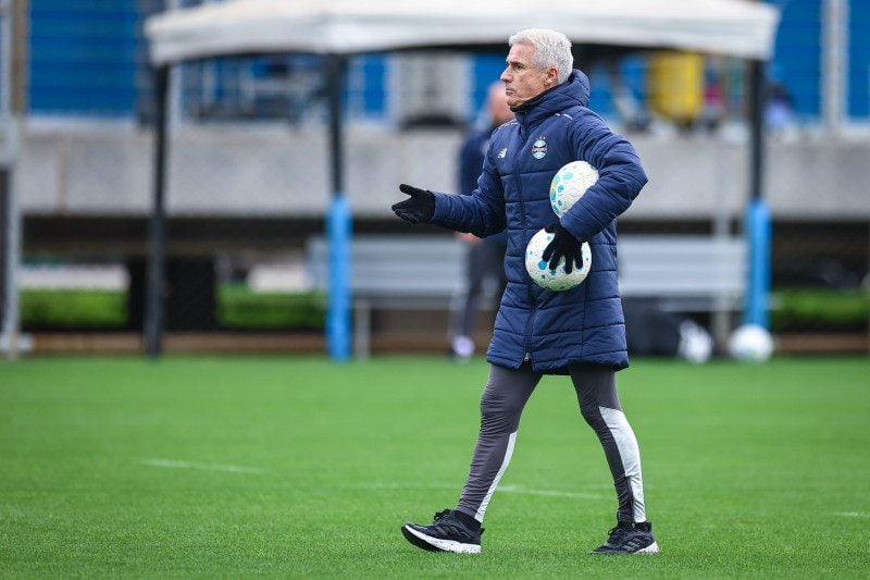 Luís Castro deve promover alterações na equipe visando o clássico Gre-Nal