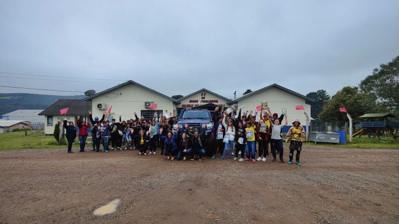 Alunos de escolas municipais receberam kits de pintura ap&oacute;s concurso realizado pela organiza&ccedil;&atilde;o do Aparados Off-road | Aparados Off-Road/Divulga&ccedil;&atilde;o/Cidades