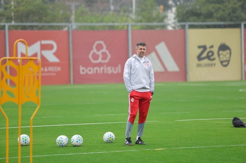 O técnico colorado tem a missão de afastar o time da Zona de Rebaixamento 