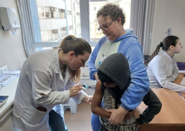 Crianças e adolescentes até 15 anos podem comparecer aos postos para atualizar a vacinação