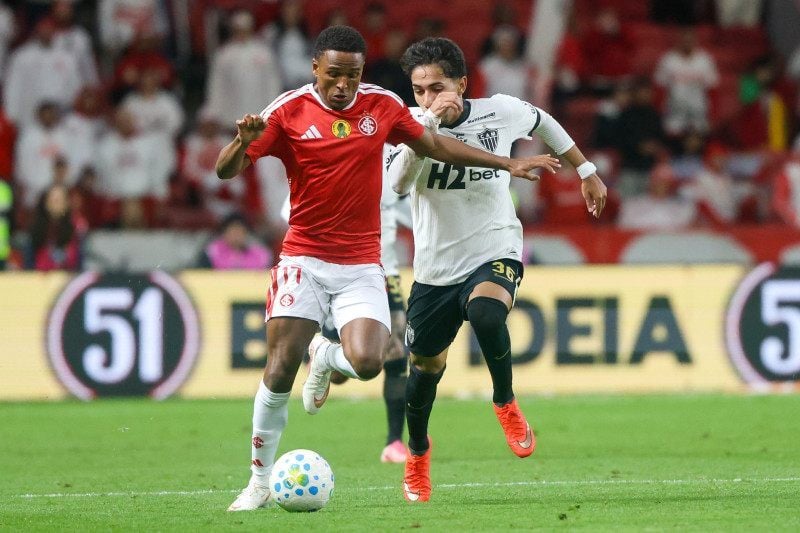 A primeira parada do Inter para substituições promoveu Niclas Eliasson, estreante da noite, a campo
