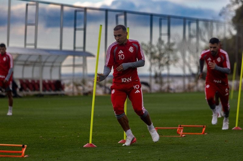 Paulo Pezzolano não terá baixas no grupo de jogadores para enfrentar o rival