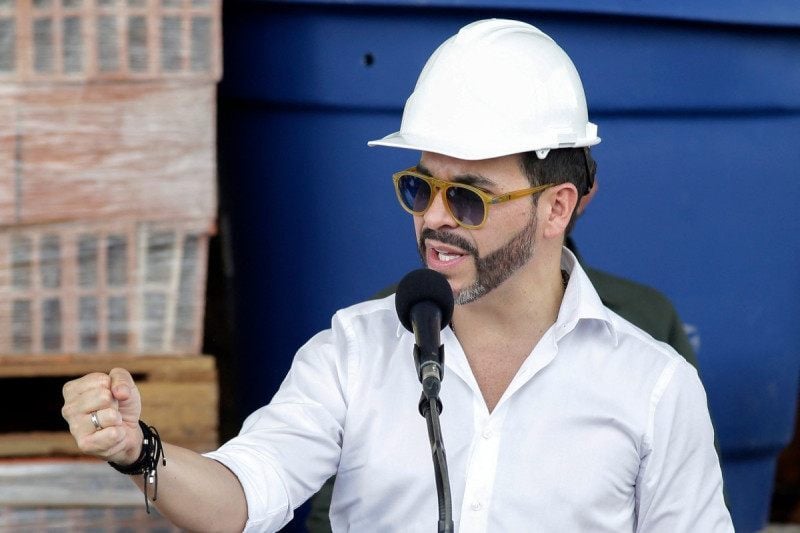  Colombia's President Abelardo de la Espriella delivers a speech at a logistics center in Buenaventura, Valle del Cauca Department, Colombia, on August 24, 2026, two weeks after a 7.4-magnitude earthquake struck the region. (Photo by Cesar QUEIROZ / AFP)