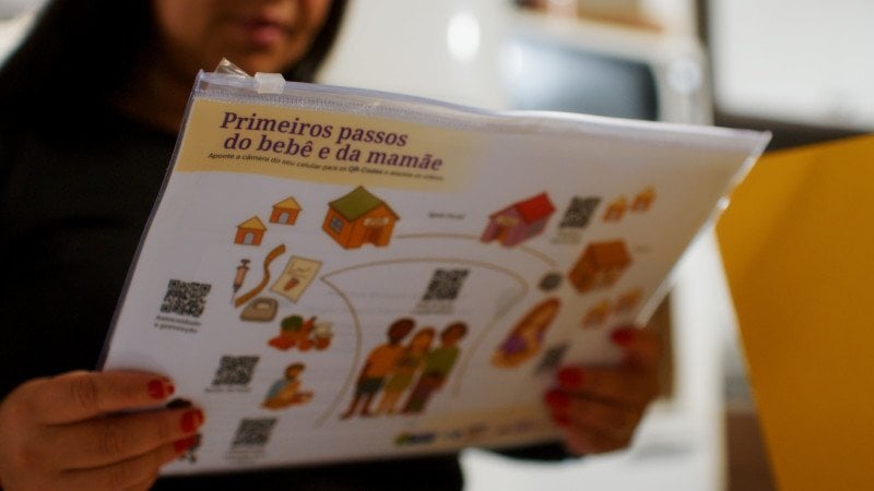 Junto da cartilha, também é fornecida uma pasta segura e lúdica, conectada à realidade das mães que utilizam o SUS