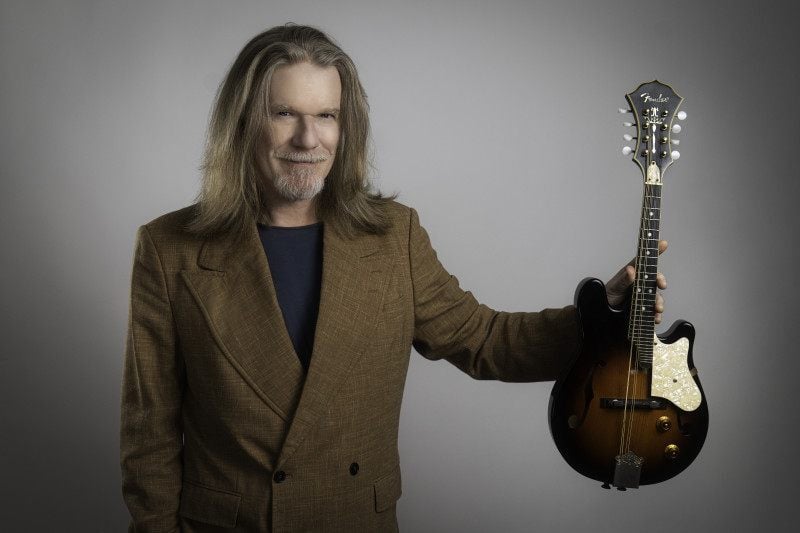 Humberto Gessinger celebra 40 anos de carreira revisitando clássicos dos Engenheiros do Hawaii em formato acústico.