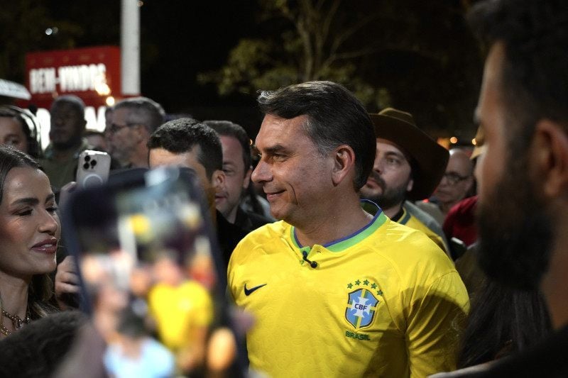 Candidato à presidência da República, Flávio tem menos intenção de voto que o pai em 2022 na região