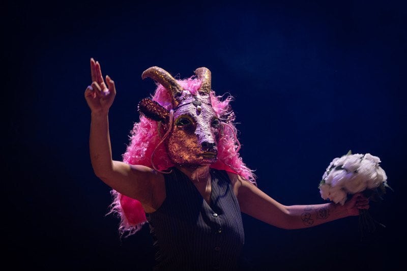 História de jornalista silenciada retorna aos palcos do Teatro Simões Lopes Neto neste fim de semana com a peça A Mulher que Virou Bode: A História Perdida de Jurema Finamour