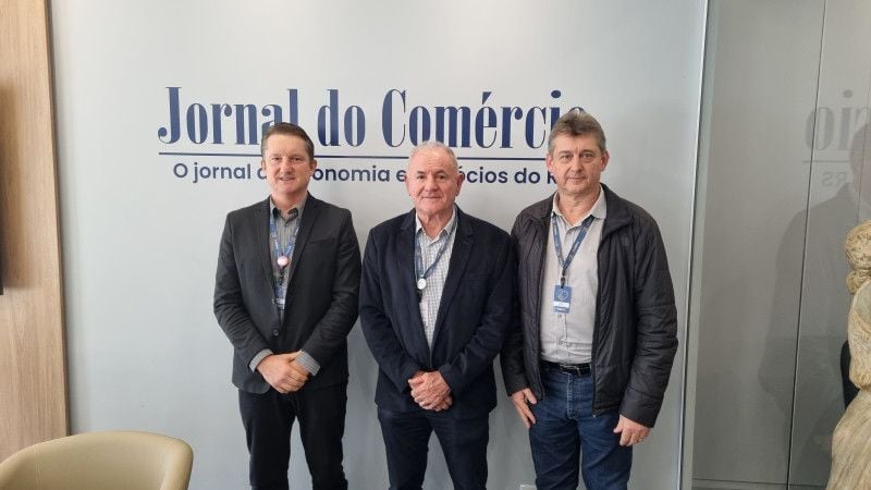 Eneo Karkuchinski, diretor-presidente do UnidaSul,  Augusto De Cesaro, presidente do Conselho de Administração, e  Eloi Zagonel, diretor de Atacarejo, estiveram na sede do Jornal do Comércio