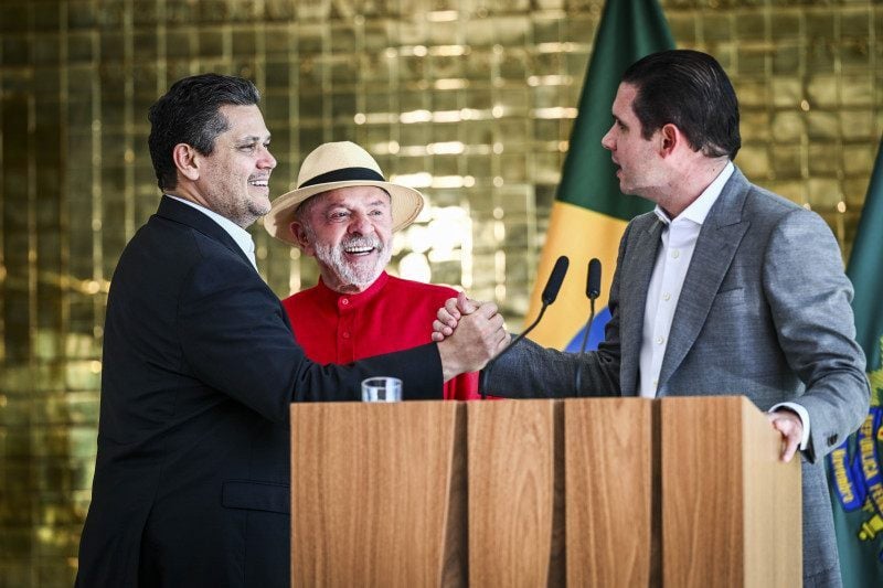 Alcolumbre, Lula e Motta celebram acordo sobre pauta, após reunião no Alvorada