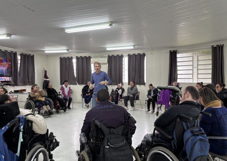 Centro atende cerca de 80 alunos na escola e 60 no serviço de convivência e reabilitação