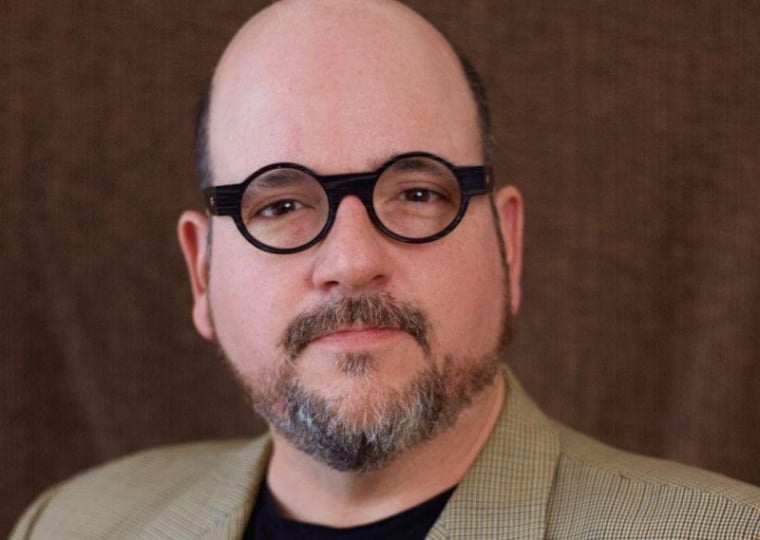 Pedro Gonzaga é doutor em literatura pela UFRGS e atua também como tradutor e professor de cursos de escrita criativa.