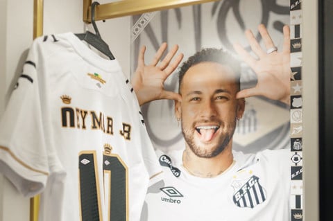 Neymar vota com a camisa do Santos e é cercado por fãs no litoral paulista