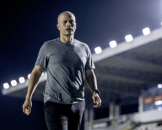 Alex alerta para perigos das apostas e endividamento no futebol