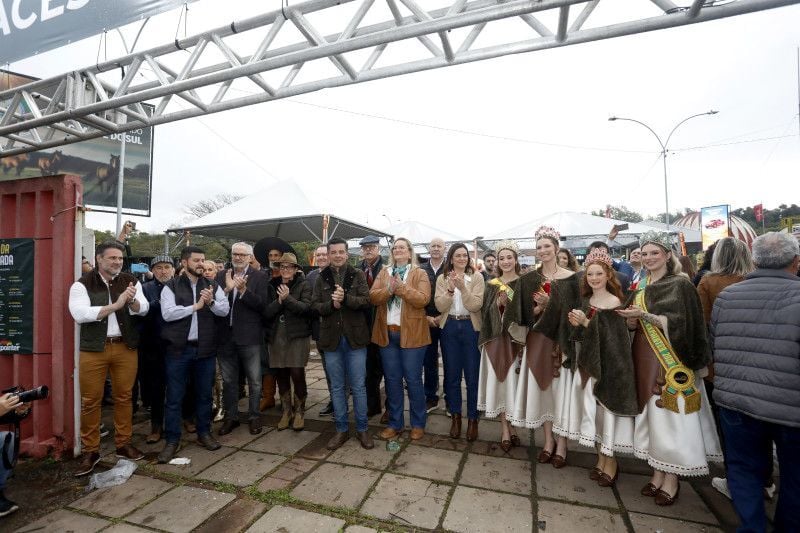 Portões foram abertos às 8h com a presença de autoridades