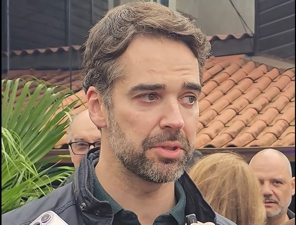 Eduardo Leite concedeu entrevista de imprensa antes de se reunir com o setor neste sábado