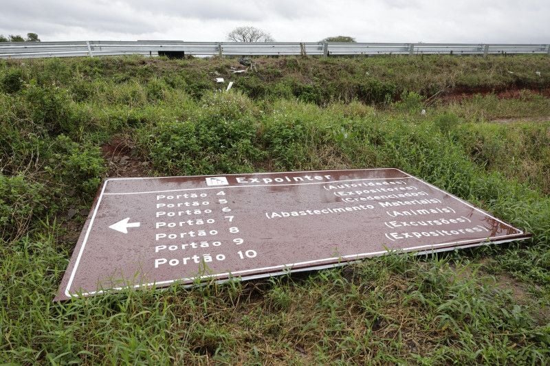 Placa instalada antes do in&iacute;cio da Expointer foi arrancada e deixada &agrave; margem da rodovia | T&Acirc;NIA MEINERZ/JC