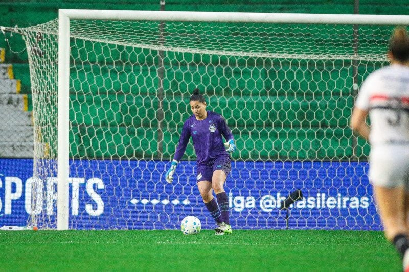Gramado encharcado afetou o desempenho das jogadoras que voltam a se enfrentar no próximo sábado