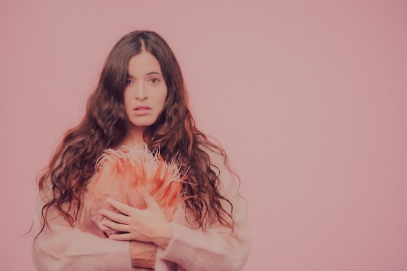 Cantora espanhola Sílvia Pérez Cruz é acompanhada no show por formação acústica com violoncelo, contrabaixo, violinos e percussão.