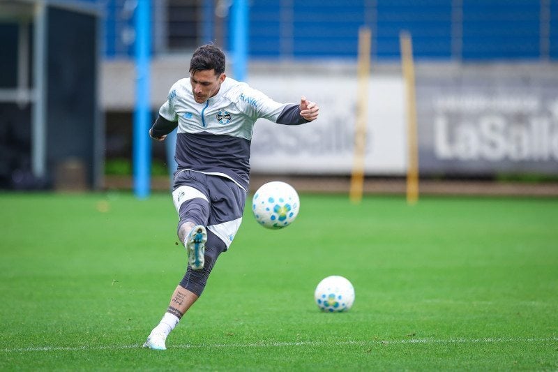 Pavon deve ser improvisado na lateral-direita novamente 