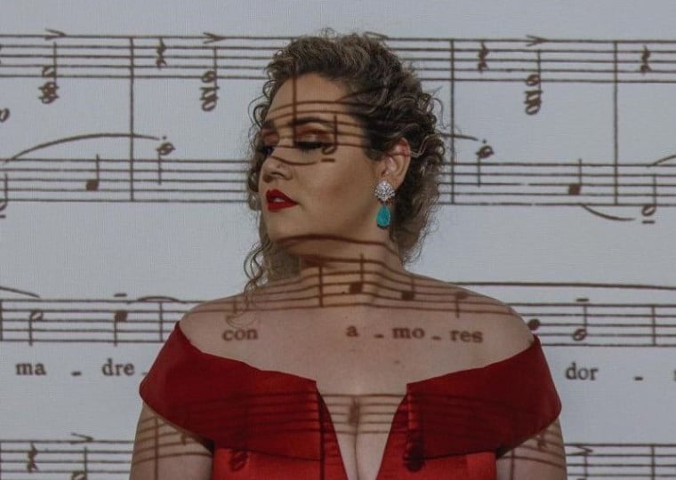 A soprano Yasmini Vargaz interpreta Maria Francelina Trenes e também assina a direção artística do espetáculo.