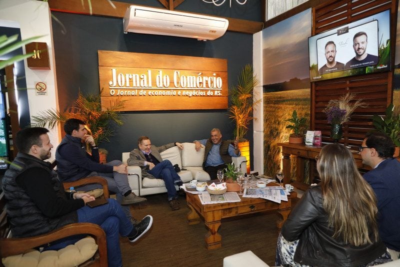 Prefeito de Porto Alegre, Sebastião Melo, foi recebido pelo diretor-presidente do JC, Giovanni Jarros Tumelero, e pelo presidente do Conselho do JC, Mércio Cláudio Tumelero