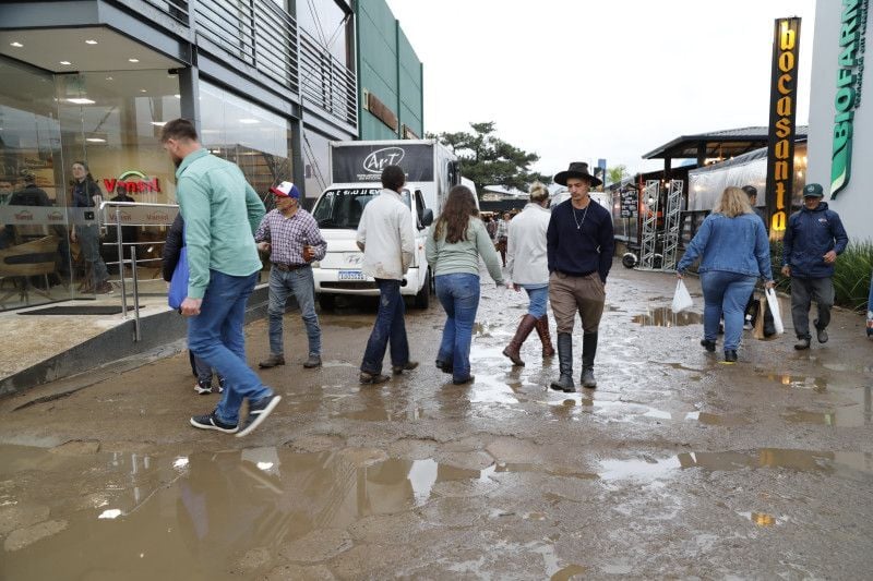 O dia na Expointer foi marcado pela com chuva fraca e contínua em Esteio