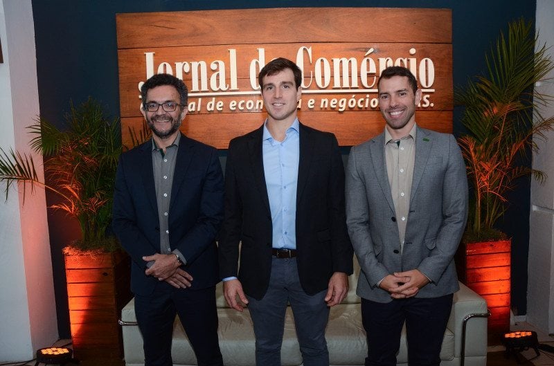Os dirigentes do BRDE Heraldo Neves e Leonardo Busatto (d) foram recebidos pelo diretor-presidente do Jornal do Comércio, Giovanni Jarros Tumelero