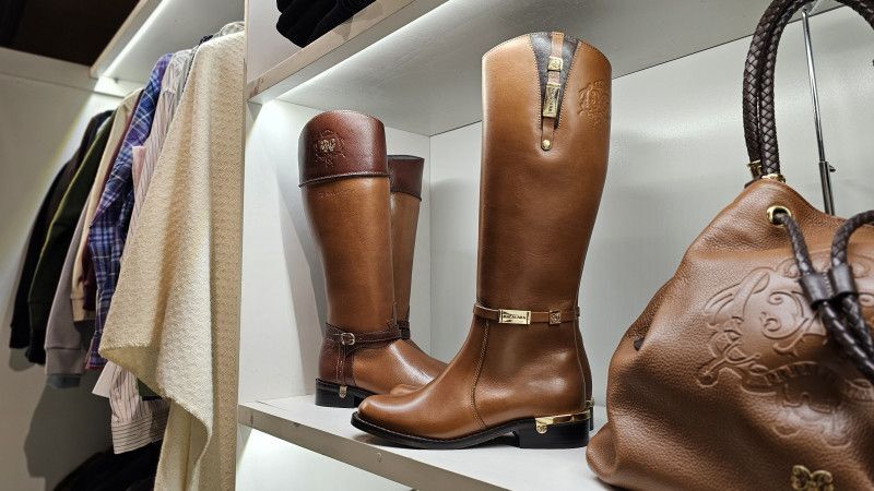 As botas e demais artigos de couro s&atilde;o os destaques da Malacara<br />Foto: NATHAN LEMOS/JC