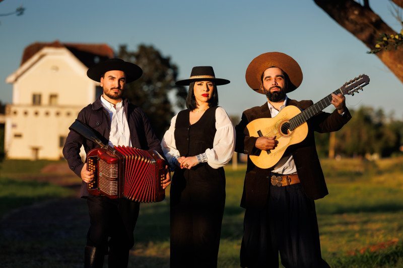 Anahy, Andresito e Karaí Guedes se apresentam com repertório que une o pampa à cultura guarani.
