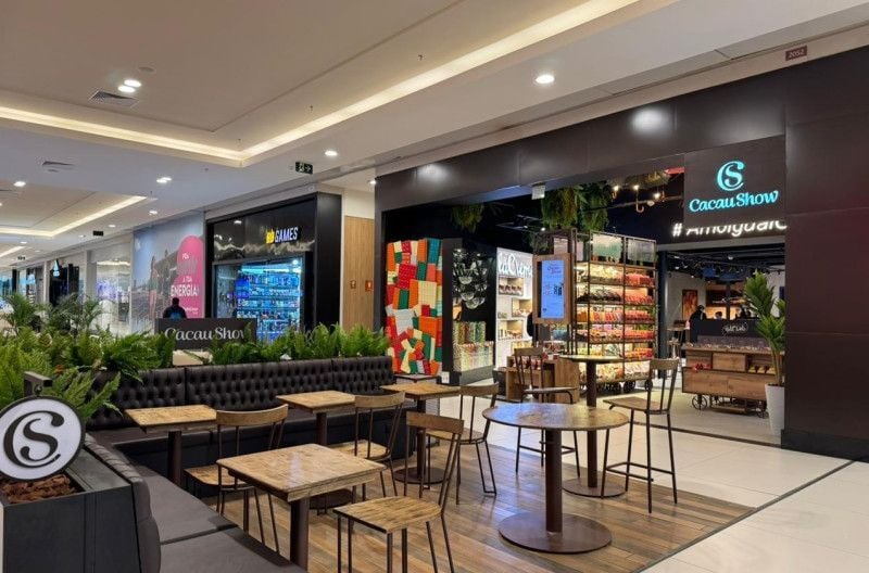 Nova loja da marca de chocolates tamb&eacute;m tem mesinhas externas no ParkShopping Canoas