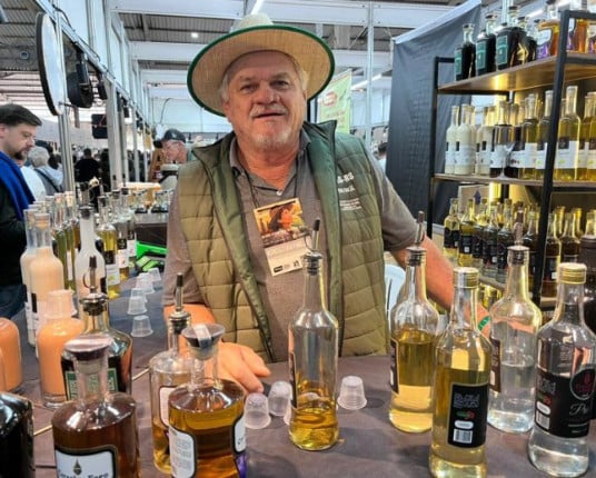 Francisco Bonaparte, da destilaria Cora&ccedil;&atilde;o de Fogo, de Tr&ecirc;s de Maio, estreia na Expointer com aguardentes e licores | L&iacute;via Ara&uacute;jo/Especial/Cidades