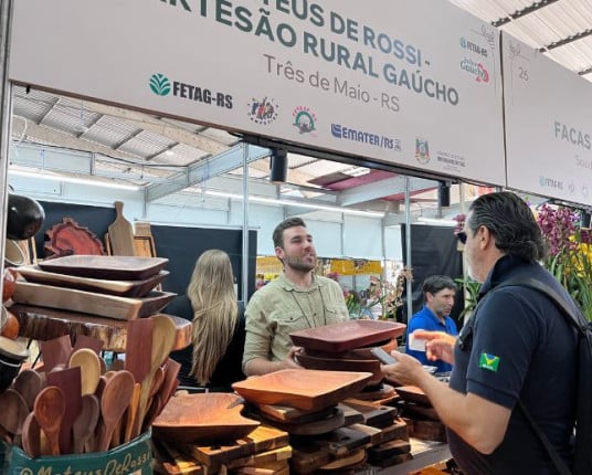 Mateus de Rossi, de Tr&ecirc;s de Maio, esgota as mil pe&ccedil;as em madeira que leva tr&ecirc;s meses para preparar | L&iacute;via Ara&uacute;jo/Especial/Cidades