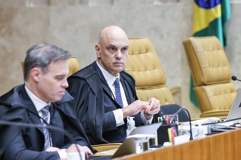 Sentados lado a lado, Andr&eacute; Mendon&ccedil;a e Alexandre de Moraes n&atilde;o conversaram 