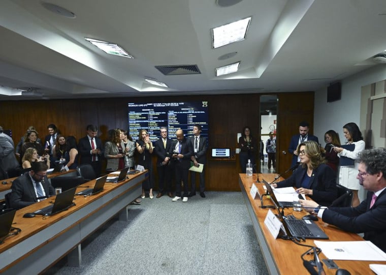 Comissão aprova MP da taxa das blusinhas; matéria será analisada nos plenários da Câmara e Senado
